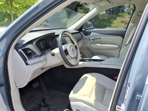 Used 2022 Volvo XC90 T5 Momentum w/ Protection Package Premier FWD image 12
