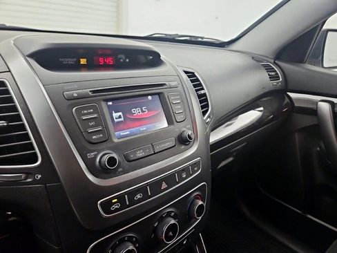 Used 2015 Kia Sorento LX image 3