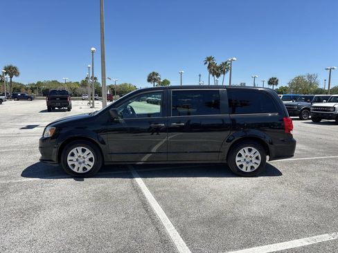 Used 2019 Dodge Grand Caravan SE w/ UConnect Hands-Free Group FWD image 5