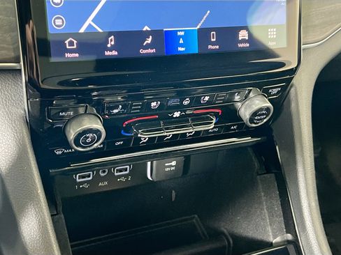 Used 2022 Jeep Grand Cherokee Overland AWD/4WD image 16