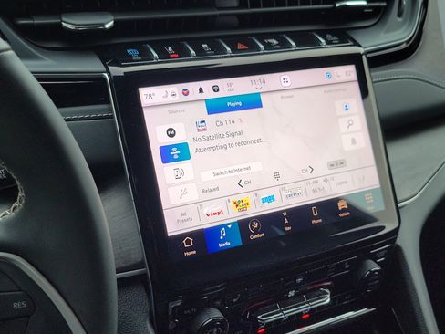 Used 2023 Jeep Grand Cherokee 4WD 4xe image 13