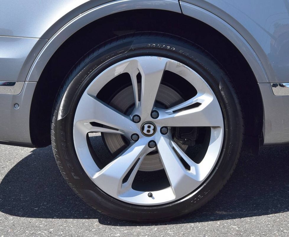 Used 2019 Bentley Bentayga AWD/4WD image 48