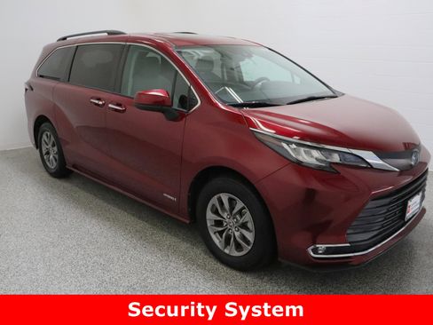 Certified 2021 Toyota Sienna XLE image 4
