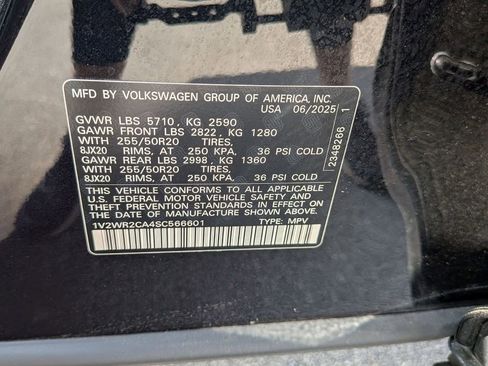 Used 2025 Volkswagen Atlas SE image 32