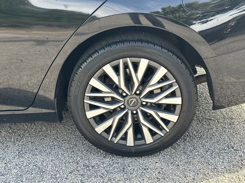 Used 2024 Nissan Altima 2.5 SV FWD image 19