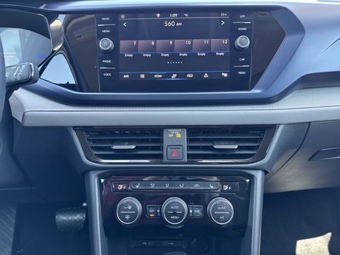 Used 2024 Volkswagen Taos SE image 12