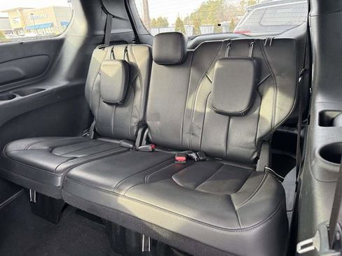 Used 2022 Chrysler Pacifica Touring-L w/ S Appearance Package image 8