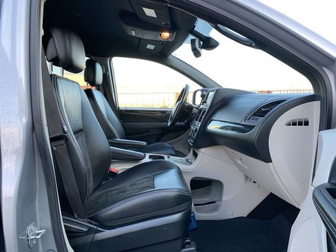 Used 2019 Dodge Grand Caravan SXT image 29