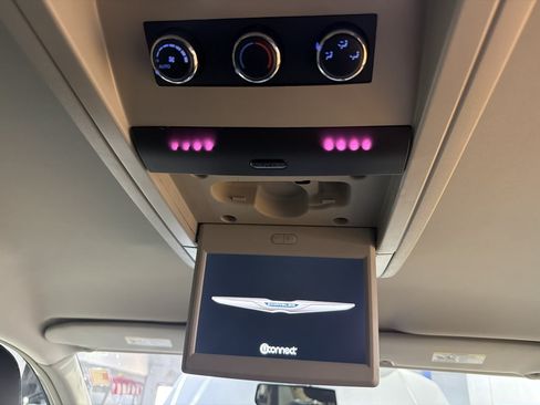Used 2014 Chrysler Town & Country Touring-L FWD image 27