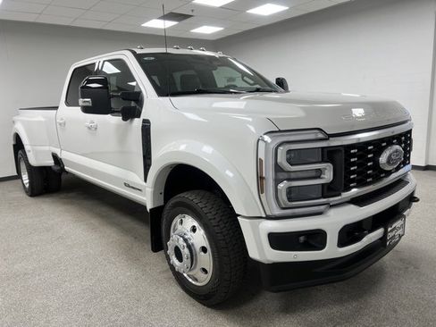 Used 2025 Ford F450 Platinum w/ FX4 Off-Road Package image 2