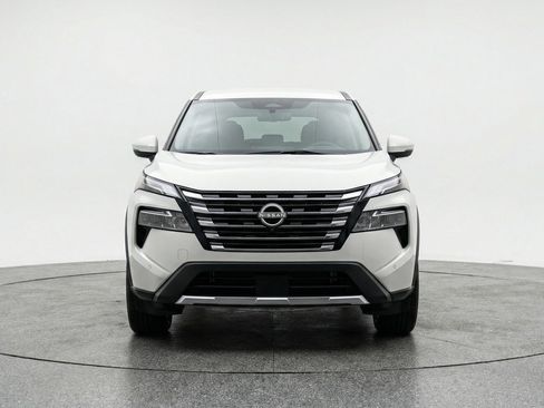 Used 2025 Nissan Rogue SV image 2