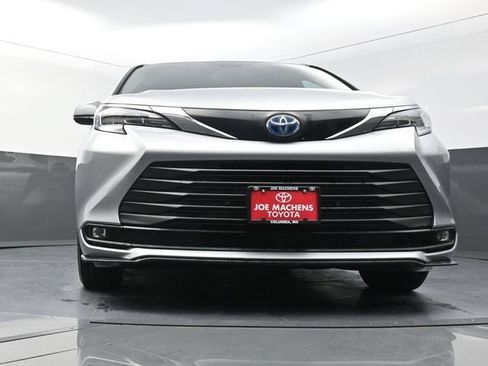 Used 2025 Toyota Sienna XLE FWD image 31