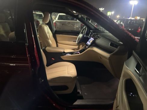 Used 2024 Jeep Grand Cherokee L Limited w/ Luxury Tech Group II image 15