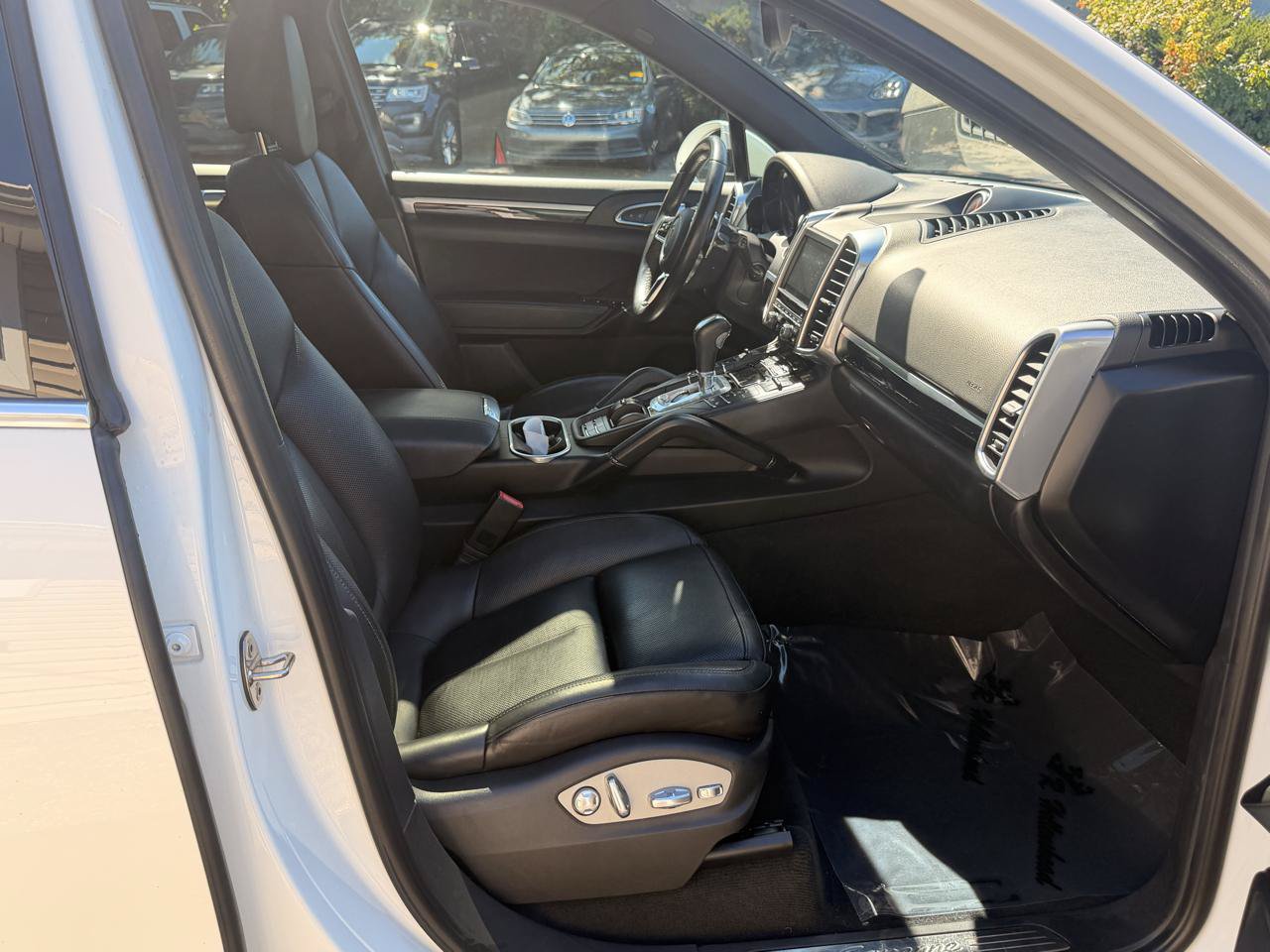 Used 2016 Porsche Cayenne w/ Premium Package AWD/4WD image 25