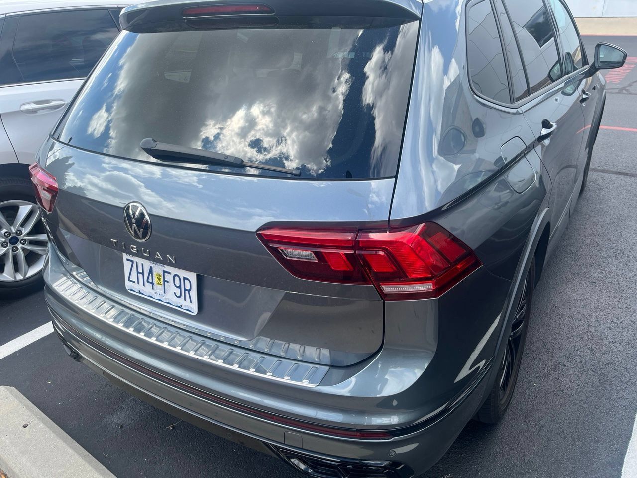 Used 2022 Volkswagen Tiguan SE R-Line FWD image 4