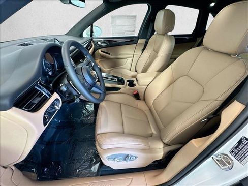 Certified 2026 Porsche Macan AWD/4WD image 5