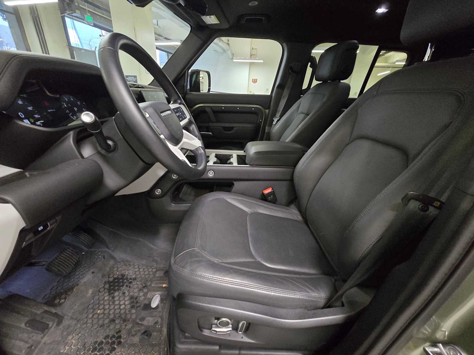 Used 2025 Land Rover Defender 130 X-Dynamic SE AWD/4WD image 21