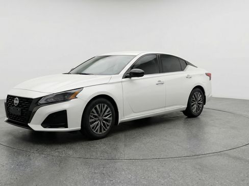 Used 2025 Nissan Altima 2.5 SV FWD image 3
