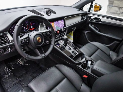 Certified 2026 Porsche Macan AWD/4WD image 4