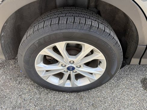 Used 2018 Ford Escape SE w/ SE Sync 3 Package FWD image 7