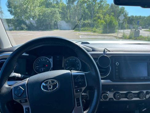 Used 2019 Toyota Tacoma SR5 AWD/4WD image 10
