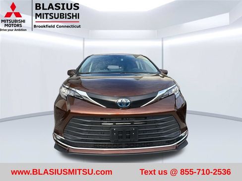 Used 2022 Toyota Sienna XLE AWD/4WD image 4