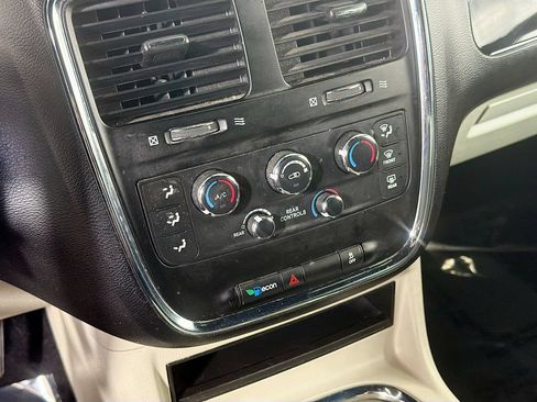Used 2019 Dodge Grand Caravan SXT FWD image 16