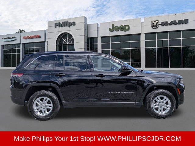 Used 2023 Jeep Grand Cherokee Laredo RWD image 2