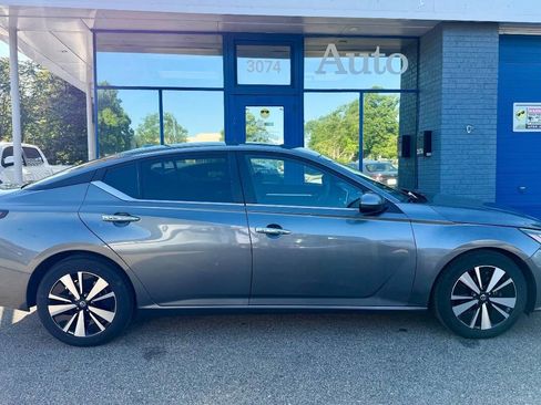 Used 2022 Nissan Altima 2.5 SV FWD image 2