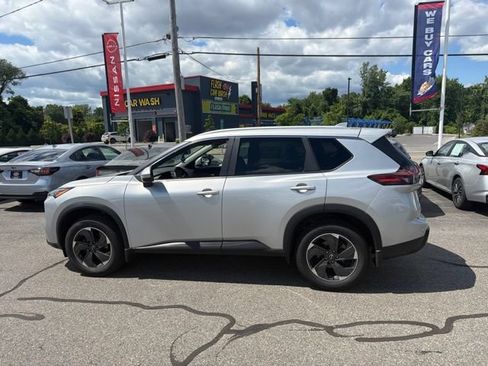 Used 2024 Nissan Rogue SV w/ SV Premium Package AWD/4WD image 8