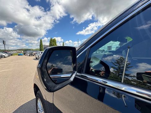 Used 2024 GMC Yukon XL SLT AWD/4WD image 14