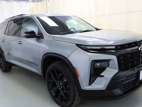 Used 2024 Chevrolet Traverse RS image 3