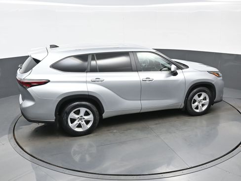 Used 2024 Toyota Highlander LE AWD/4WD image 40