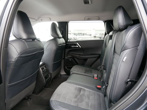 Used 2025 Mitsubishi Outlander SE image 33