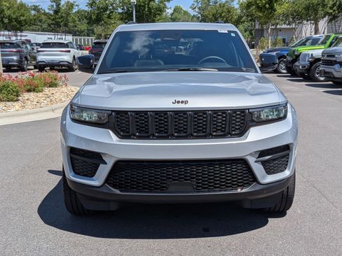 Used 2025 Jeep Grand Cherokee Altitude AWD/4WD image 8
