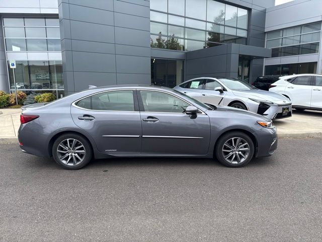 Used 2016 Lexus ES 300h w/ Luxury Package w/Wood Trim FWD image 2