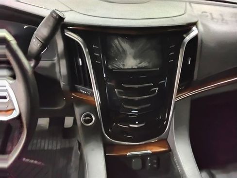 Used 2017 Cadillac Escalade Luxury AWD/4WD image 12