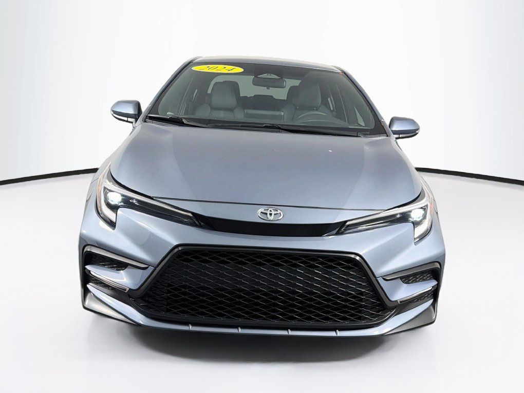 Used 2024 Toyota Corolla SE FWD image 2