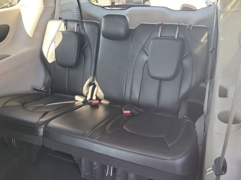 Certified 2024 Chrysler Pacifica Touring-L FWD image 12