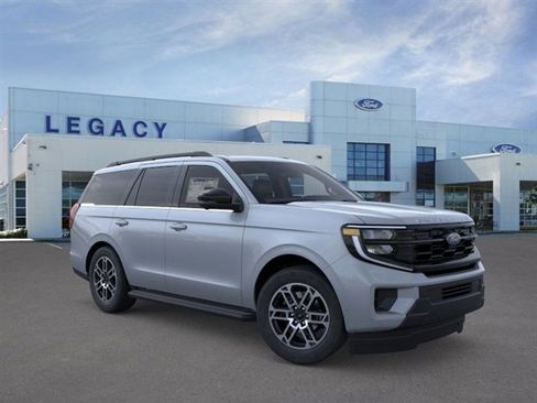 New 2025 Ford Expedition Active image 7