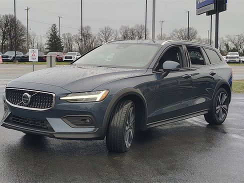 Certified 2025 Volvo V60 B5 Cross Country Plus image 6