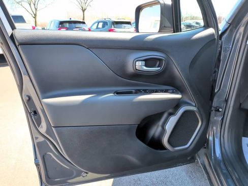 Used 2022 Jeep Renegade Latitude w/ Convenience Group AWD/4WD image 14