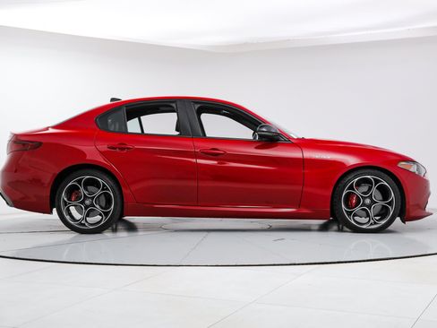 Used 2023 Alfa Romeo Giulia Veloce RWD image 6