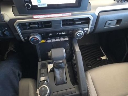 Used 2025 Toyota Tacoma SR5 AWD/4WD image 10