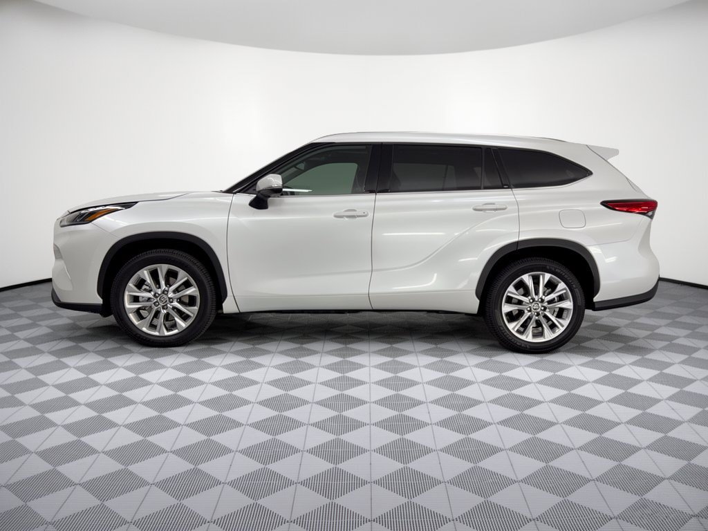 Used 2022 Toyota Highlander Limited FWD image 2