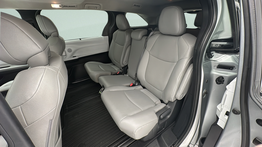Used 2025 Toyota Sienna XLE FWD image 9