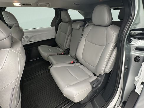 Used 2025 Toyota Sienna XLE FWD image 9