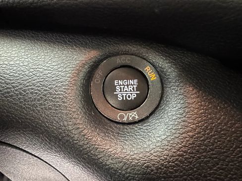Used 2019 Jeep Cherokee Trailhawk w/ Cold Weather Group AWD/4WD image 17
