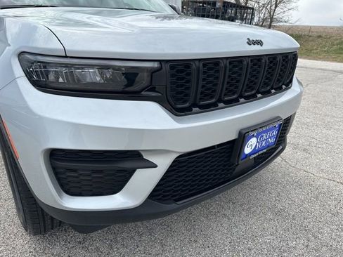 Used 2025 Jeep Grand Cherokee Altitude AWD/4WD image 12