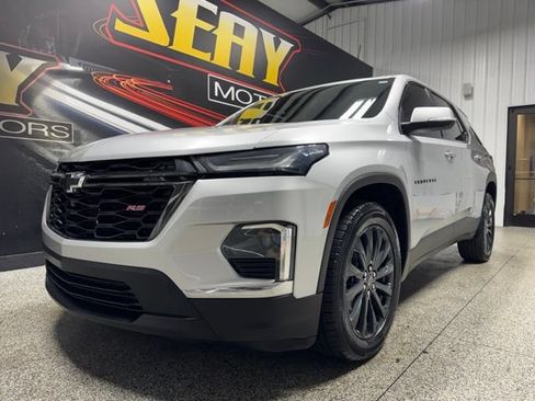 Used 2022 Chevrolet Traverse RS FWD image 2
